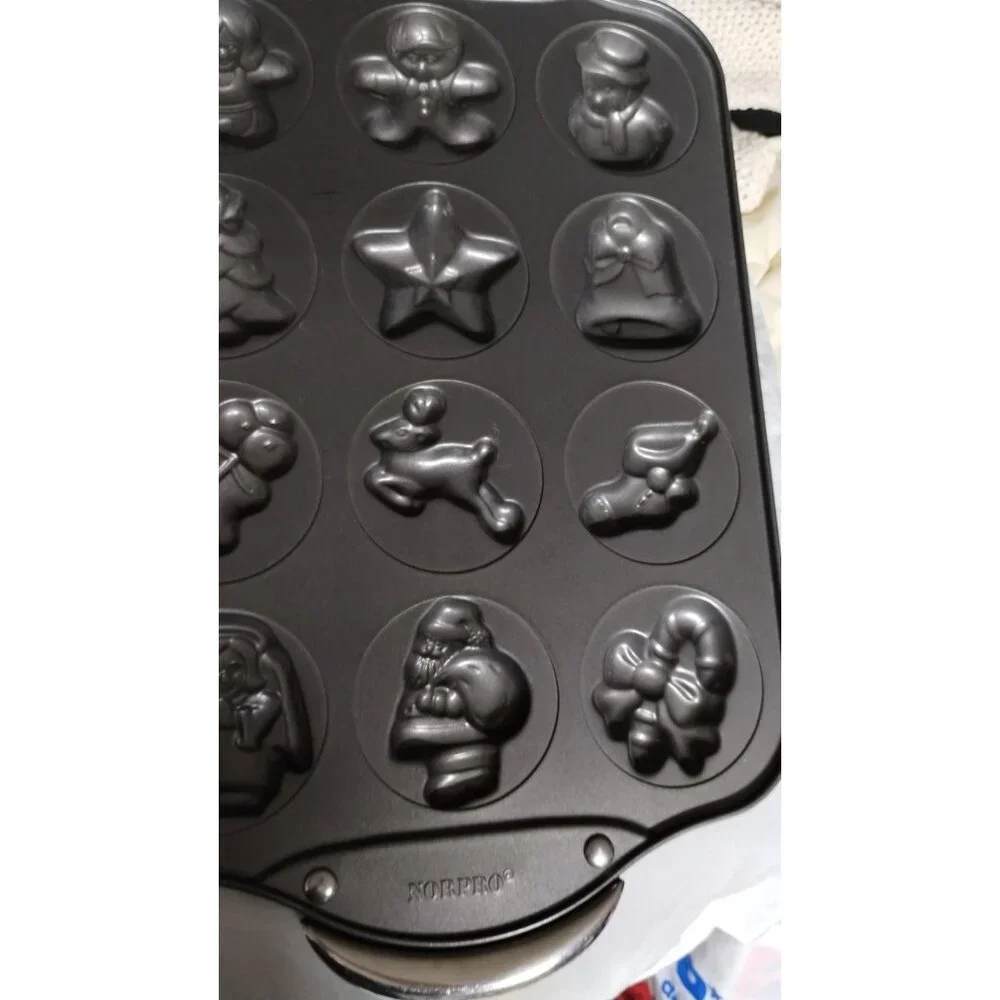 Nopro Non-Stick Holiday Bakeware‎ Pan With 12 Christmas Shapes Mold